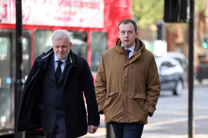 Christopher Berry (à droite), l’une des personnes accusées d’avoir espionné au profit de la Chine, dans les rues de Londres, le 26 avril 2024.