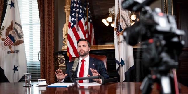Le vice-président américain, J. D. Vance, présente un épisode du Charlie Kirk Show dans l’Eisenhower Executive Office, à la Maison Blanche, à Washington, le 15 septembre 2025. 