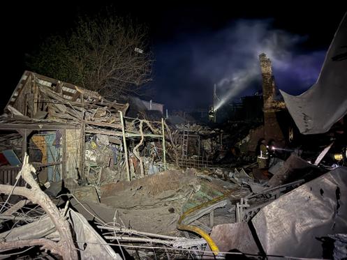 Des pompiers travaillent sur le site d’un bâtiment touché par une frappe de missile russe, à Zaporijia, en Ukraine, le 16 septembre 2025.