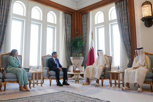 L’émir du Qatar, cheikh Tamim Ben Hamad Al Thani (au centre à droite), et le premier ministre et ministre des affaires étrangères du Qatar, cheikh Mohammed Ben Abderrahmane Al Thani (à droite), rencontrent le secrétaire d’Etat américain, Marco Rubio, et la chargée d’affaires américaine de l’ambassade des Etats-Unis à Doha, Stefanie Altman-Winan, à Doha, le 16 septembre 2025.