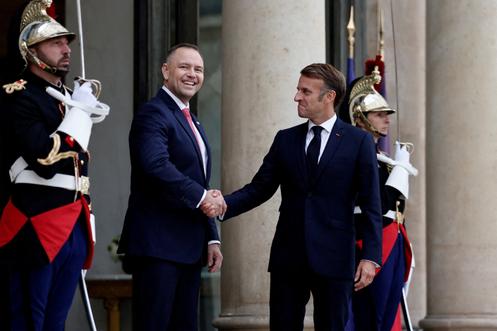 Le président français, Emmanuel Macron, et le président polonais, Karol Nawrocki, à son arrivée pour une réunion à l’Elysée, à Paris, le 16 septembre 2025.