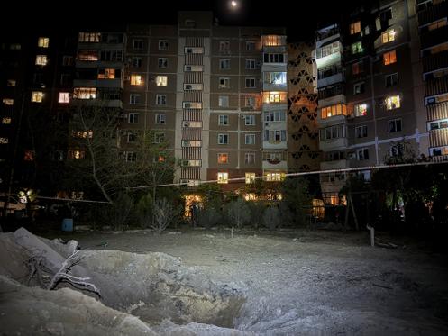 Un cratère près d’un immeuble d’appartements, endommagé par une frappe de missile russe, à Zaporijia, en Ukraine, le 16 septembre 2025.