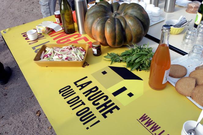 Un stand La Ruche qui dit oui !, sur un marché en Alsace, en 2012.