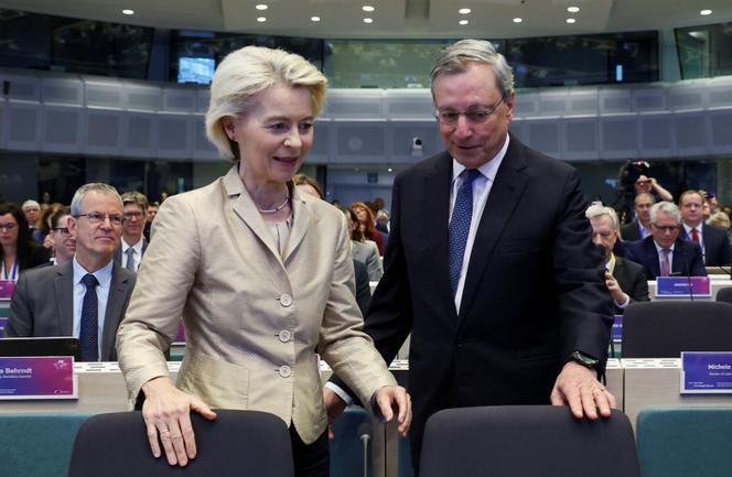 L’ancien président de la Banque centrale européenne (BCE), Mario Draghi, et la présidente de la Commission européenne, Ursula von der Leyen, à Bruxelles, le 16 septembre 2025.
