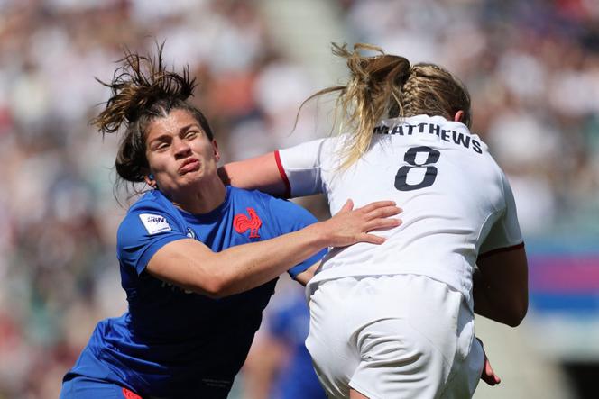 La troisième ligne française Axelle Berthoumieu lors d’un match du Tournoi des six nations face à l’Angleterre, le 29 avril 2023 à Londres. 