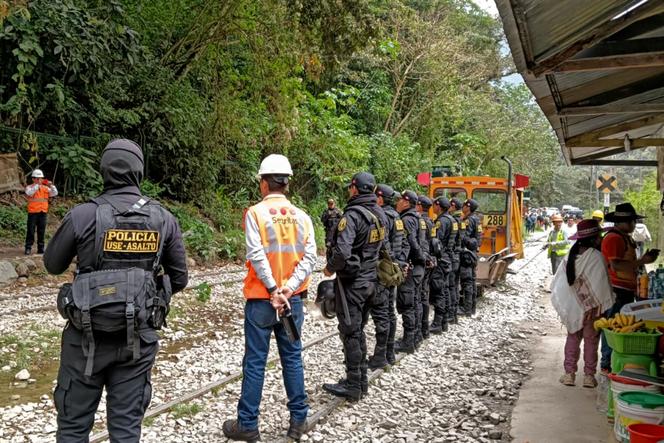 Des policiers sur les voies ferrées près de Machu Picchu Pueblo (Pérou), envoyés à la suite d’une mobilisation locale, le 16 septembre 2025.