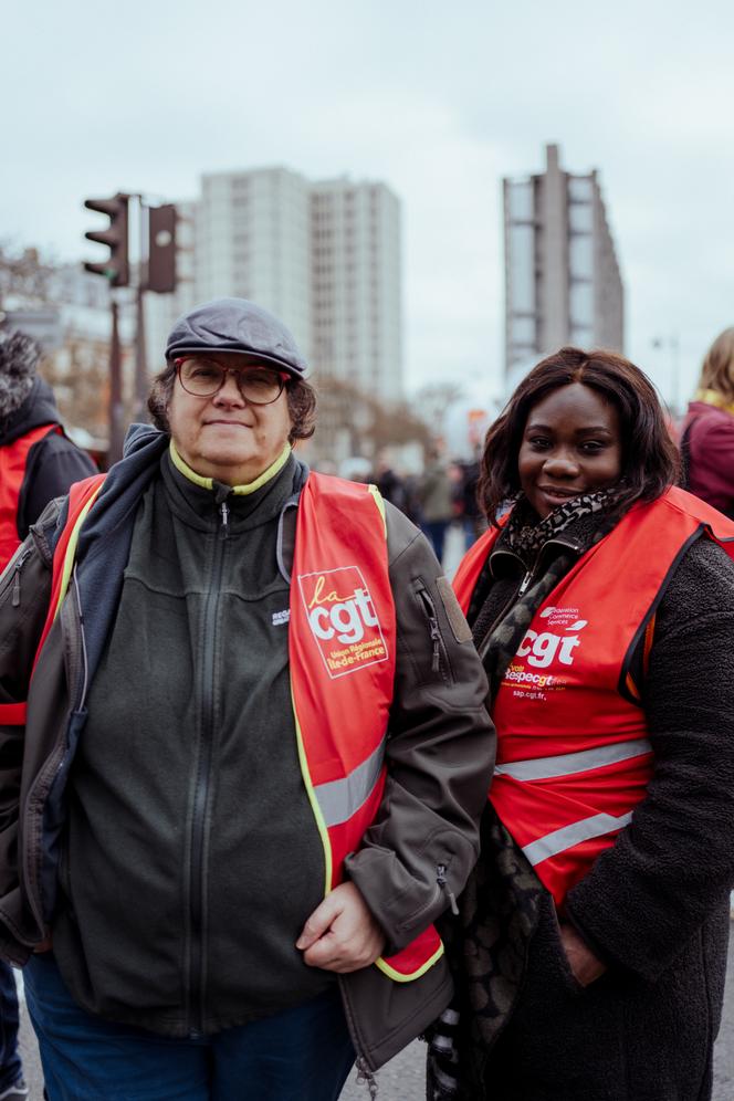 Fabienne Dos Santos, coordinatrice CGT Sodexo (à gauche), et Rachel Kakou, cuisinière pour des structures hospitalières, lors de la deuxième journée de grève contre la réforme des retraites, à Paris, le 31 janvier 2023.