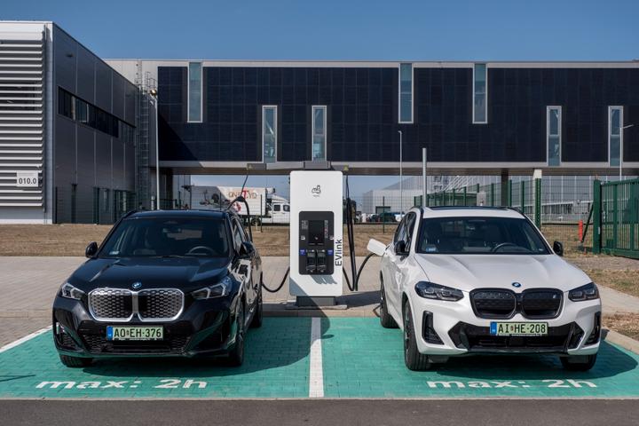 Des voitures électriques en train d’être rechargées devant la nouvelle usine BMW, à Debrecen (Hongrie), le 9 septembre 2025.