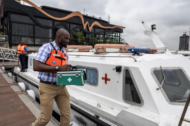 Ibrahim Famuyiwa, chef des opérations de l’autorité des voies navigables de l’Etat de Lagos, devant la clinique flottante mise en place par les autorités.