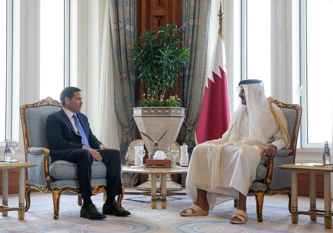 Le secrétaire d’Etat américain, Marco Rubio, et l’émir du Qatar, cheikh Tamim Ben Hamad Al Thani, à Doha,  le 16 septembre 2025. 