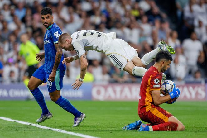 L’attaquant argentin du Real Madrid Franco Mastuantono face au gardien de Marseille Geronimo Rulli, le 16 septembre 2025 à Madrid.