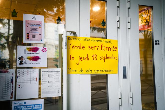 Sur les portes d’entrée fermées de l’école primaire publique Gambetta, dans le 20e arrondissement de Paris, le 16 septembre 2025.