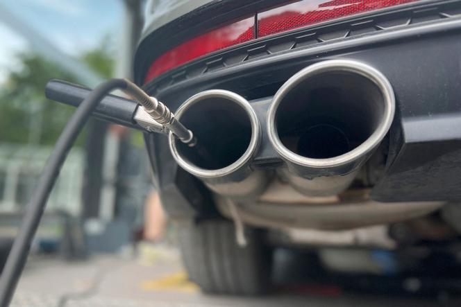 Mesure des gaz d’échappement sur une voiture à combustion diesel, le 10 juillet 2023.