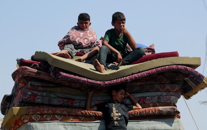 Des Palestiniens fuient le nord de Gaza en raison d’une opération militaire israélienne, le 16 septembre 2025. 