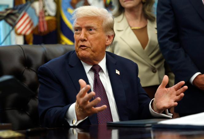Le président américain Donald Trump répond aux questions des journalistes après la signature d’un mémorandum présidentiel dans le bureau Ovale,  à Washington, le 15 septembre 2025.