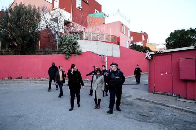 Dans la cité de la Paternelle, à Marseille, Frédérique Camilleri, alors préfète de police des Bouches-du-Rhône, accompagne une patrouille, le 15 janvier 2025.