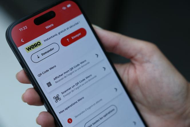 Une personne utilise l’application Wero, le nouveau système de paiement mobile européen, sur son téléphone portable, à Paris, le 24 septembre 2024.