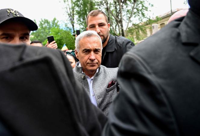 Calin Georgescu, ex-candidat d’extrême droite à la présidentielle roumaine, à son arrivée au bureau du procureur général, à Bucarest, le 27 mai 2025. 