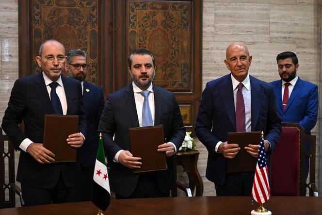 (De gauche à droite) Le ministre des affaires étrangères jordanien, Ayman Safadi, son homologue syrien, Assad Hassan Al-Chibani, et l’envoyé spécial pour la Syrie américain, Tom Barrack, après la signature d’un accord à Damas, le 16 septembre 2025.