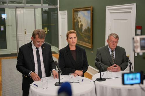Le ministre de la défense danois, Troels Lund Poulsen, la première ministre, Mette Frederiksen, et le ministre des affaires étrangères, Lars Løkke Rasmussen, à Copenhague, le 17 septembre 2025.