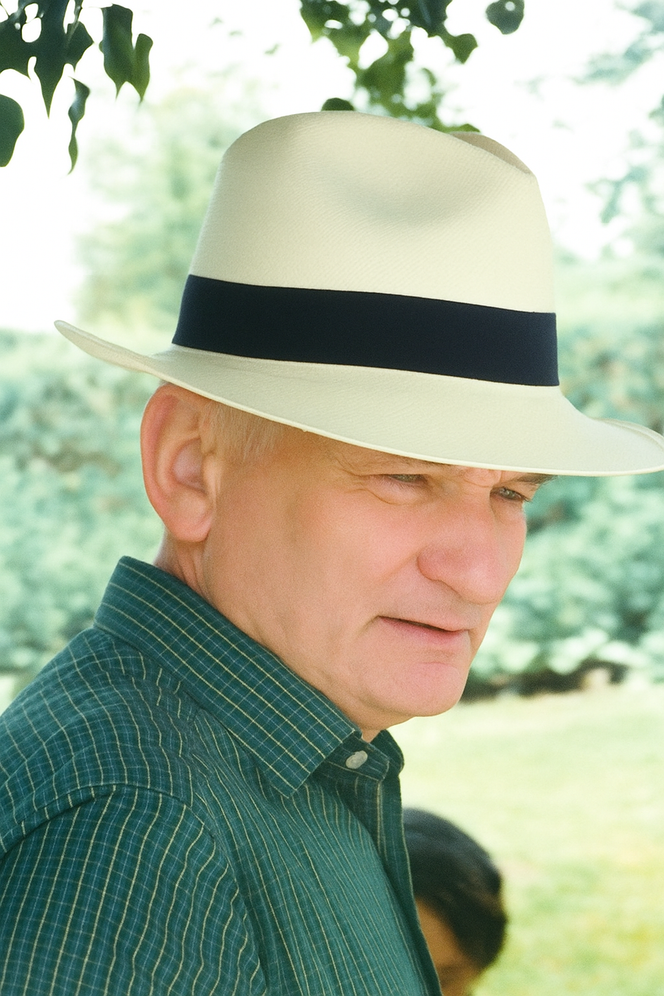 Le journaliste James Sarazin, chez lui à Nogentel (Aisne), en 2019.