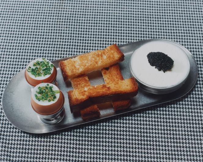 Œuf à la coque, caviar d’algues, crème battue.