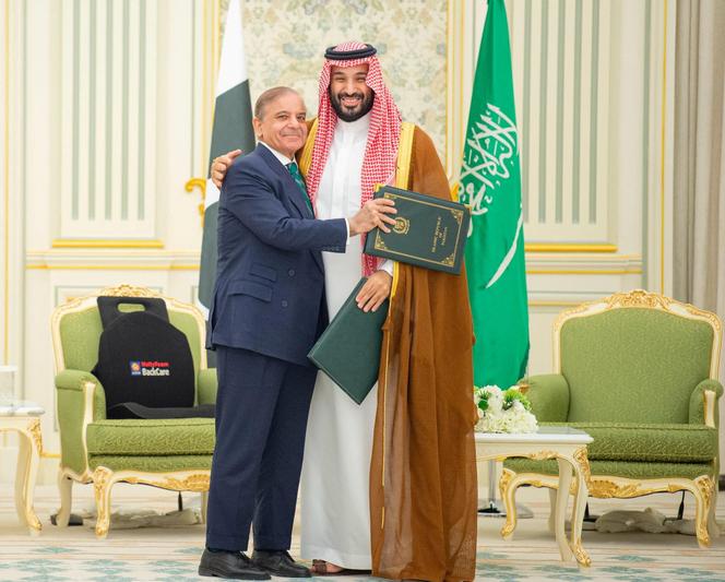 Le prince héritier saoudien, Mohammed Ben Salman, et le premier ministre pakistanais, Shehbaz Sharif, s’étreignent le jour de la signature d’un accord de défense, à Riyad, en Arabie saoudite, le 17 septembre 2025.