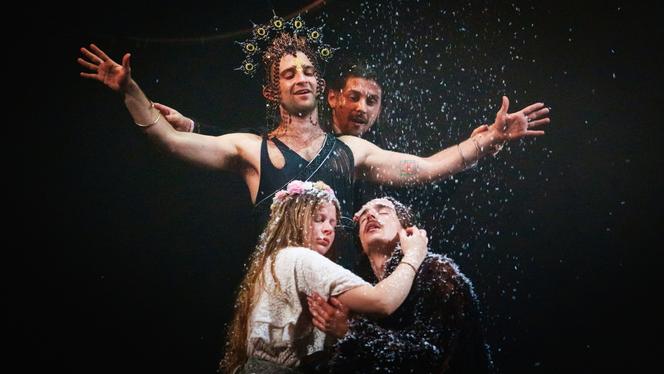 Marcel Farge, Hector Chambionnat, Juliette Menoreau et Barthélémy Pollien dans « Merlin ou la terre dévastée », spectacle mis en scène par Ambre Kahan, au Théâtre de l’Union – CDN du Limousin, à Limoges, en juin 2025.