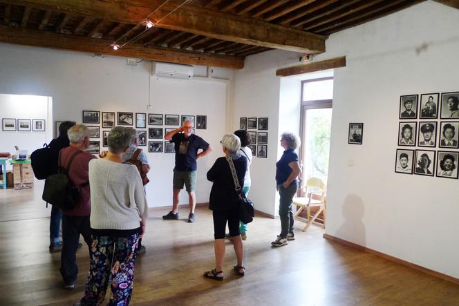 Vue de l’exposition « Dorothea Lange, Edward Sheriff Curtis, Ansel Adams. Trois regards sur les Etats-Unis d’Amérique de 1900 à 1945 », à La Cure, à Aumessas (Gard), dans les Cévennes, en août 2025.
