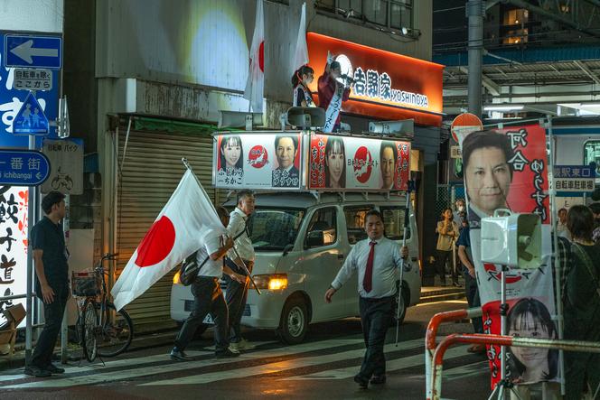 Yusuke Kawai, représentant du parti japonais d’extême droite, lors d’un rassemblement de campagne à Saitama, Japon, le 8 septembre 2025. 