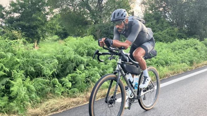 Le cycliste Sofiane Sehili, au départ de son projet de battre le record du monde de la traversée eurasienne à vélo, le 6 juillet 2025.