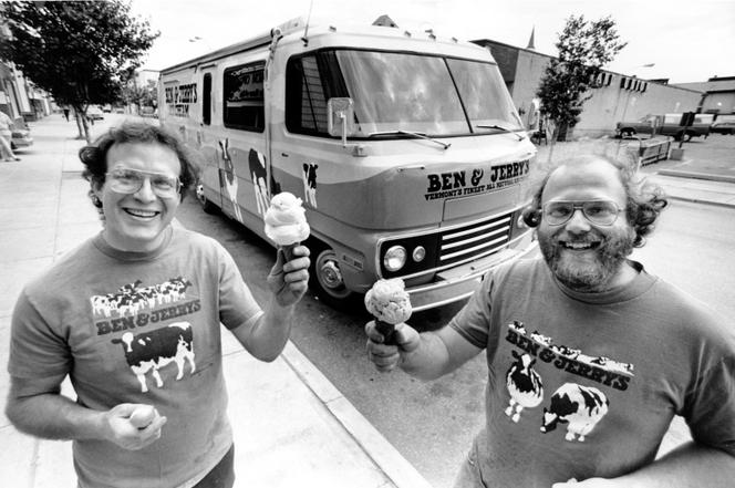 Jerry Greenfield, à gauche, et Ben Cohen, fondateurs de Ben & Jerry’s, à Burlington, dans le Vermont, le 15 juin 1987.