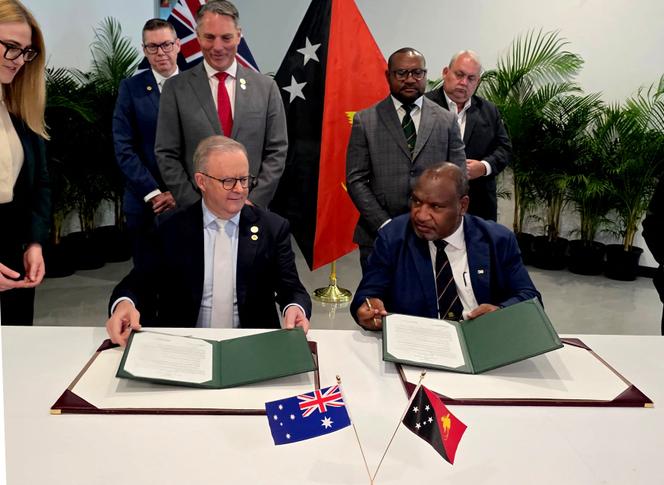 Le premier ministre de la Papouasie-Nouvelle-Guinée James Marape (à droite), et son homologue australien, Anthony Albanese, signent un communiqué commun à Port Moresby, le 17 septembre 2025. 