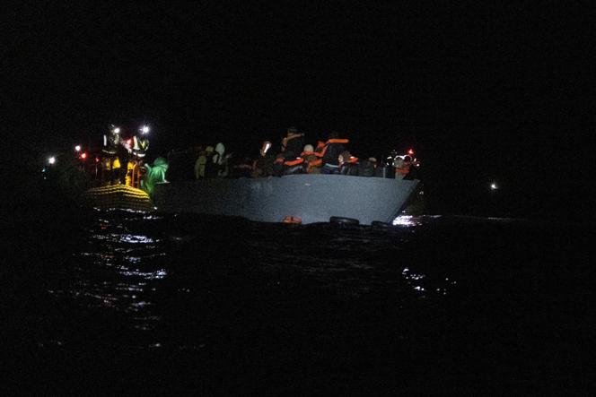 Une opération de sauvetage de migrants par l’organisation humanitaire internationale SOS Méditerranée, dans les eaux internationales, en mars 2024.