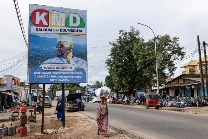 Une affiche à l’effigie du général Mamadi Doumbouya, chef de la junte guinéenne, à Conakry, le 30 août 2025.