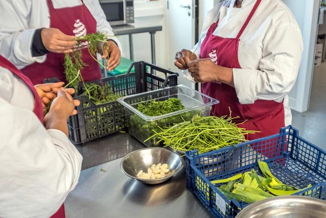 Lors du tri des aliments dans la Fabrique de l’alimentation durable, un lieu ressource spécialisé dans la transformation alimentaire, la valorisation des invendus et la lutte contre le gaspillage, à Paris, le 12 juin 2025.