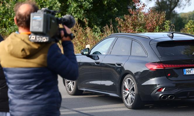 La voiture transportant vraisemblablement Christian Brückner à sa sortie de prison à Sehnde (Basse-Saxe), en Allemagne, le 17 septembre 2025. 