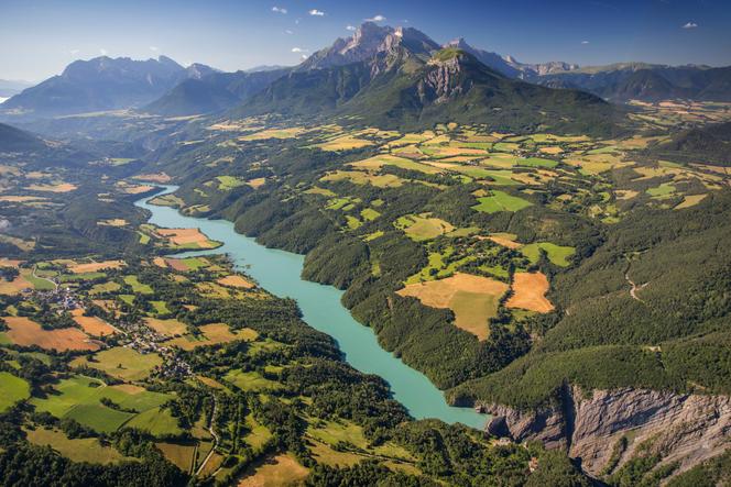 Vue aérienne du barrage hydroélectrique de Monteynard-Avignonet, sur la vallée du Drac (Isère ), le 8 juillet 2024.