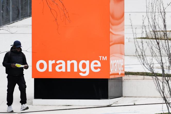 Devant les locaux d’Orange, à Issy-les-Moulineaux, le 13 février, 2025.
