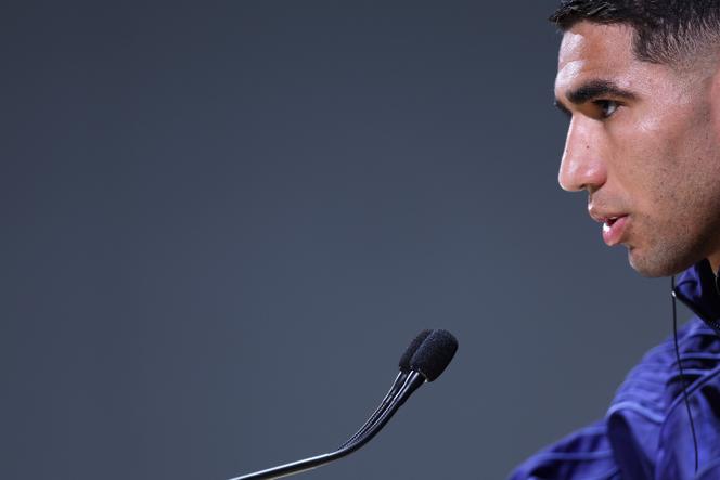 Achraf Hakimi, le défenseur du Paris Saint-Germain, lors d’une conférence de presse au centre d’entraînement du club à Poissy (Yvelines), le 6 mai 2025.