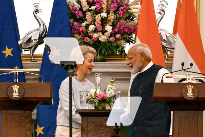 La présidente de la Commission européenne, Ursula von der Leyen, et le premier ministre indien, Narendra Modi, se saluent lors d’une conférence de presse, à New Delhi, le 28&nbsp;février&nbsp;2025.