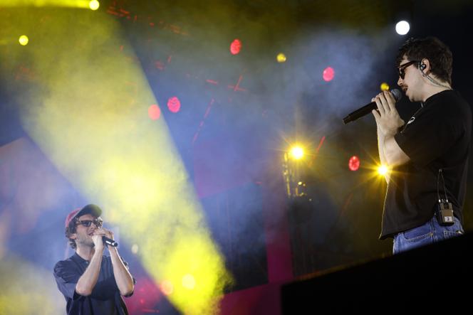 Giorgio Poi et Franco 126, en concert à Milan, en juin 2025.