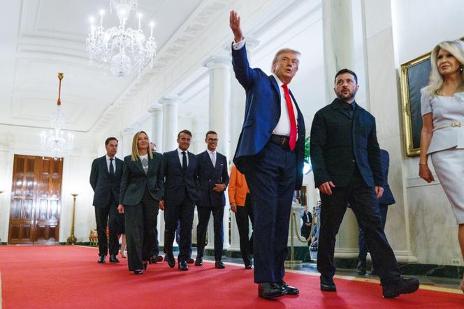 Réunion multilatérale, à la Maison Blanche, à Washington, le 18 août. Au premier plan, le président américain, Donald Trump, avec le président ukrainien, Volodymyr Zelensky, et Monica Crowley, cheffe du protocole. A l’arrière-plan, les dirigeants européens, parmi lesquels la présidente du conseil italien, Giorgia Meloni, le président Emmanuel Macron, le président finlandais, Alexander Stubb ; ainsi que le secrétaire général de l’OTAN, Mark Rutte.