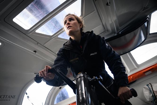 Clarisse Crémer navigue sur son monocoque Imoca « Occitane en Provence », au large de Lorient (Bretagne), en avril 2024.