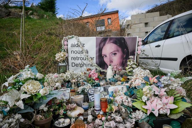 Des bougies et des fleurs déposées devant la maison de Delphine et Cédric Jubillar, à Cagnac-les-Mines (Tarn), le 6 mars 2025.