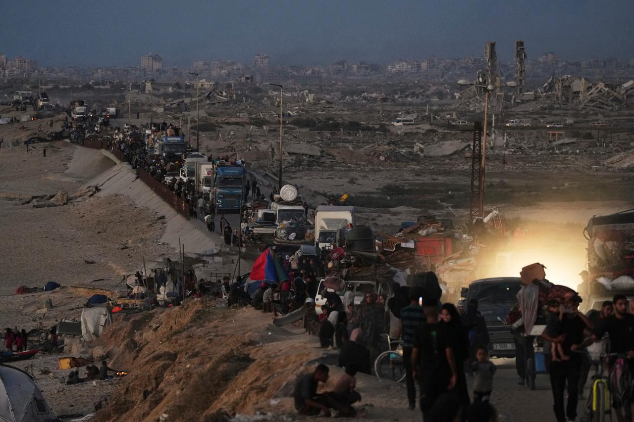 Israel Advances Ground Offensive in Gaza, Thousands Flee