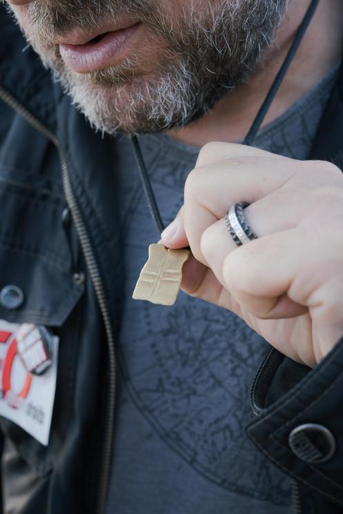 Le pendentif  « gilet jaune » de Frédéric Vuillaume, à Besançon, le 18 septembre 2025.