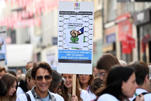 Farmaceuci podczas demonstracji w Le Mans, 18 września 2025 r.