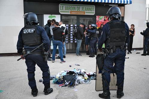 Policjanci przeszukują protestujących i sprawdzają ich dokumenty tożsamości w Marsylii, 18 września 2025 r.