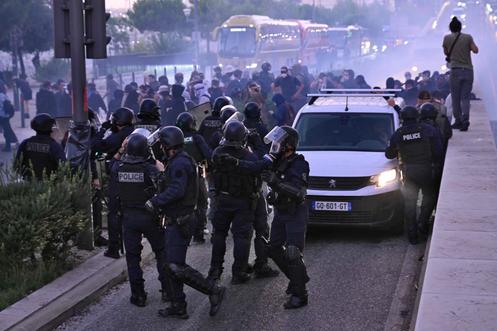 Organy ścigania interweniują, aby rozproszyć protestujących, którzy próbowali zablokować drogę w Marsylii, 18 września 2025 r.